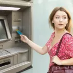 Proč zkušení klienti bank drží tlačítko Zrušit, když bankomat spolkne kartu