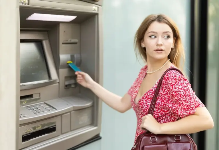 Proč zkušení klienti bank drží tlačítko Zrušit, když bankomat spolkne kartu