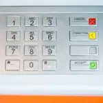 Proč zkušení klienti vždy stisknou červené tlačítko na bankomatu i po vytažení karty