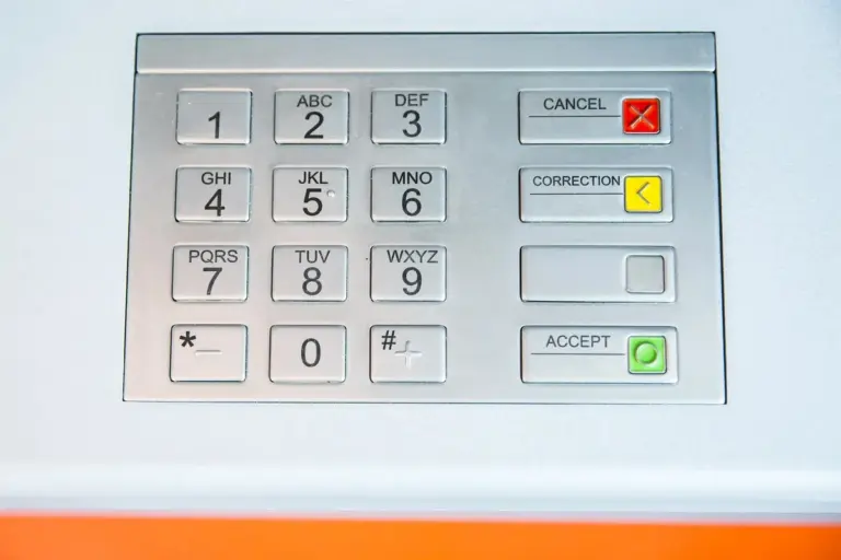 Proč zkušení klienti vždy stisknou červené tlačítko na bankomatu i po vytažení karty
