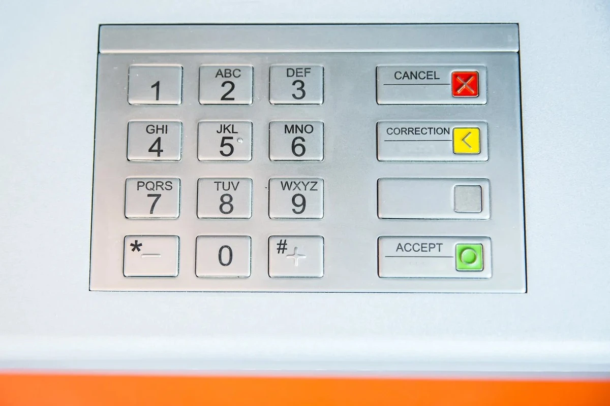 Proč zkušení klienti vždy stisknou červené tlačítko na bankomatu i po vytažení karty