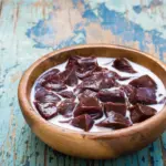 Proč zkušení kuchaři dávají játra do podmáslí místo do mléka