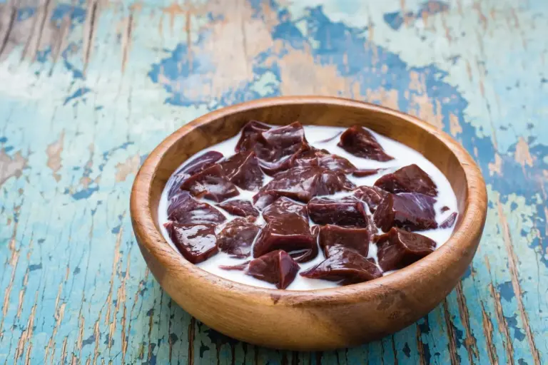 Proč zkušení kuchaři dávají játra do podmáslí místo do mléka