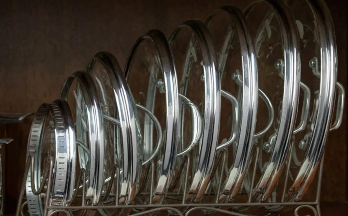 Proč zkušení kuchaři sypou jedlou sodu na skleněné pokličky