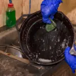 Proč zkušení kuchaři sypou na starou pánev 4 lžíce soli