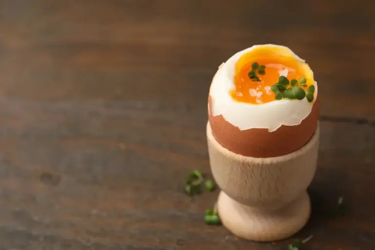 Proč zkušení kuchaři sypou do hrnce s vejci lžičku jedlé sody