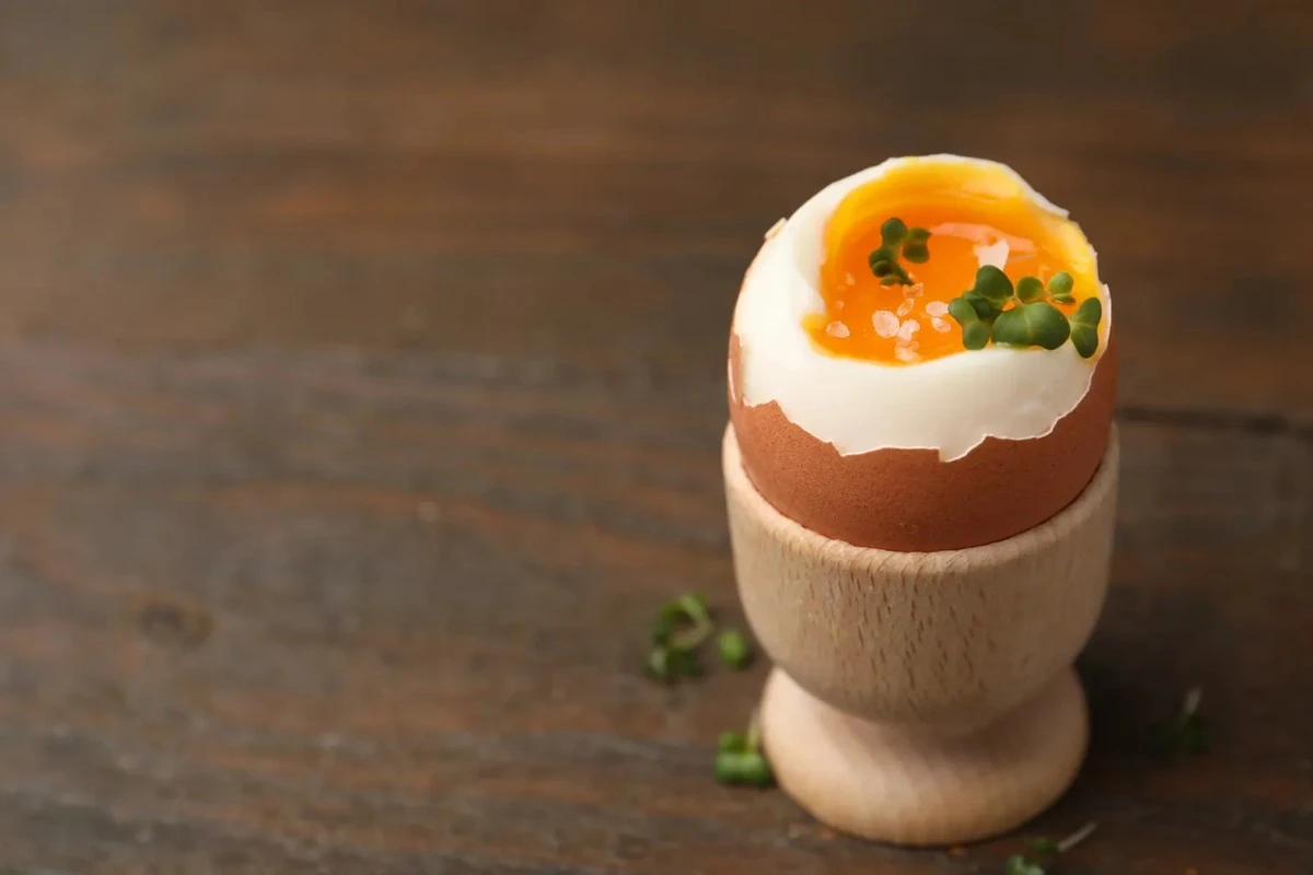 Proč zkušení kuchaři sypou do hrnce s vejci lžičku jedlé sody