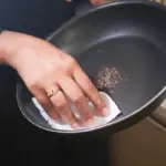 Proč zkušení kuchaři dávají bramborové slupky na špinavou pánev