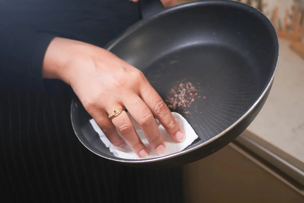 Proč zkušení kuchaři dávají bramborové slupky na špinavou pánev