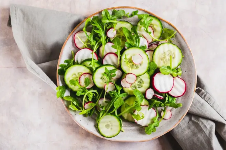 Proč zkušení kuchaři dávají čerstvé ředkvičky před krájením do ledové vody