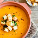 Proč zkušení kuchaři dávají do polévky 20 stroužků česneku