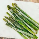 Proč zkušení kuchaři dávají mražený chřest přímo do vroucí vody