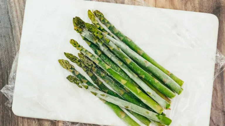 Proč zkušení kuchaři dávají mražený chřest přímo do vroucí vody