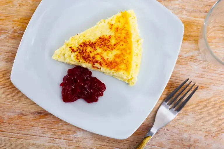 Proč zkušení kuchaři nechávají tvarohový nákyp před pečením 20 minut stát