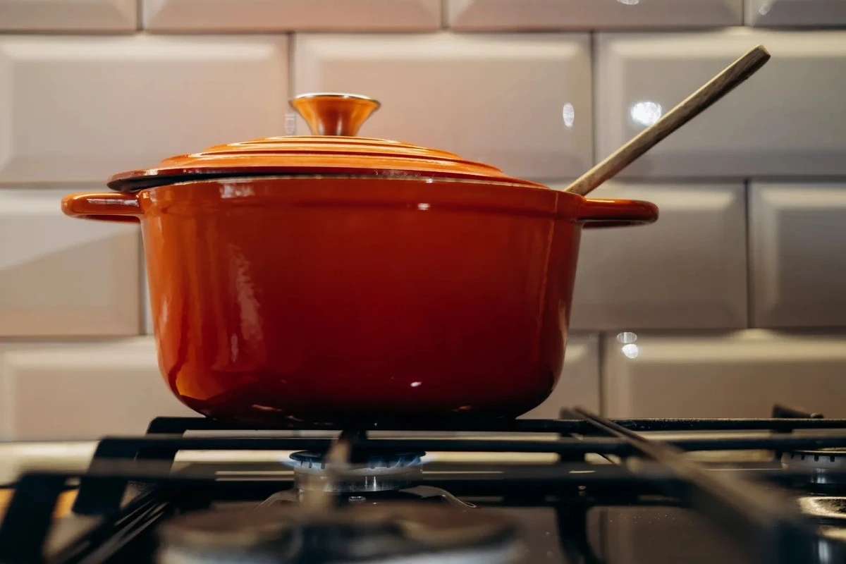 Proč zkušení kuchaři vždy dávají smaltovaný hrnec vedle nerezového