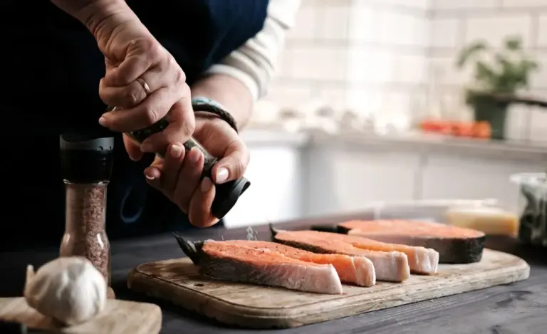 Proč zkušení kuchaři sypou sůl na polozmrzlého lososa