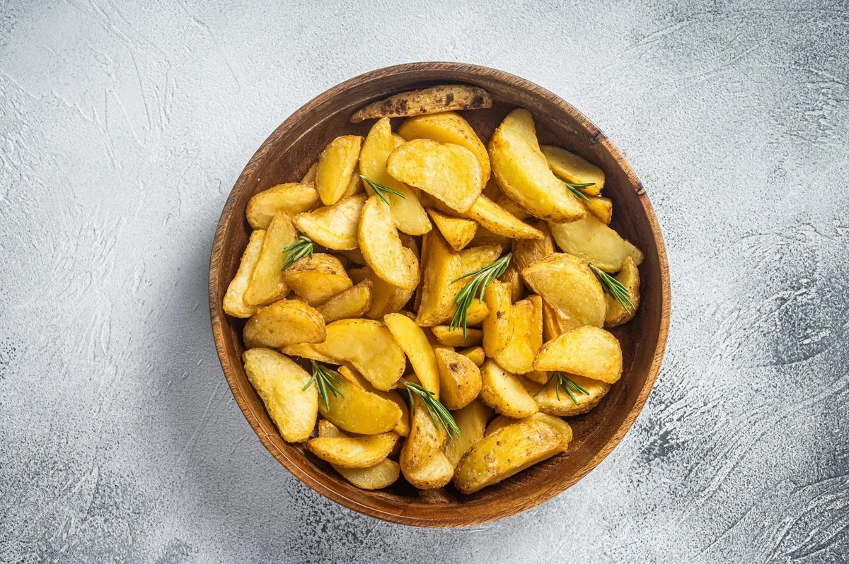 Proč zkušení kuchaři vždy zalijí nakrájené brambory vroucí vodou před smažením