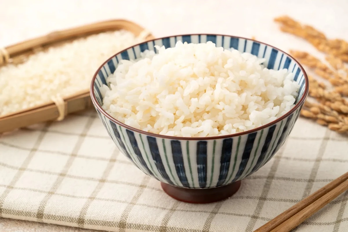 Proč zkušení kuchaři před vařením rýži vždy krátce osmahnou