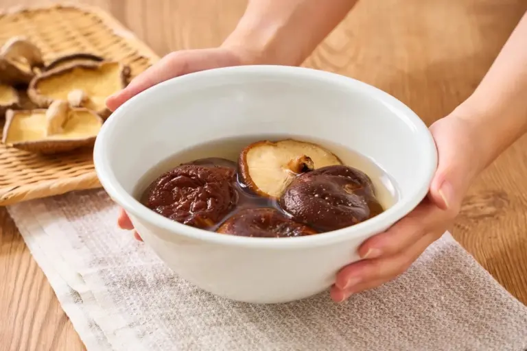 Proč zkušení kuchaři nikdy nenáčejí čerstvé houby do vody