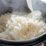 Proč zkušení kuchaři dávají pod pokličku s rýží papírovou utěrku