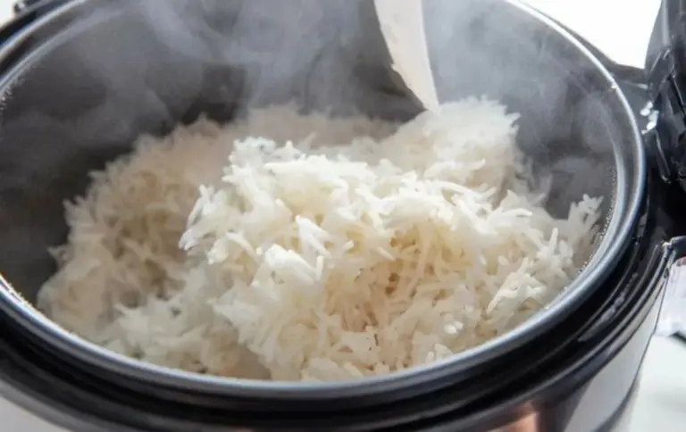 Proč zkušení kuchaři dávají pod pokličku s rýží papírovou utěrku