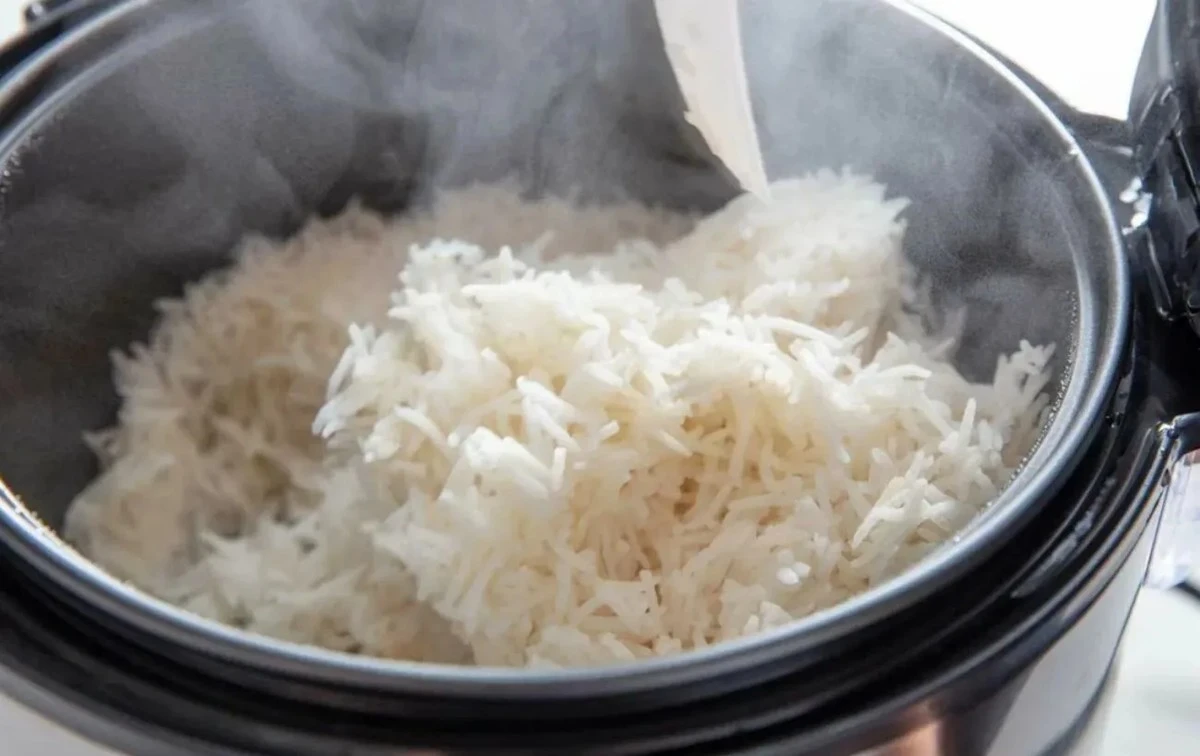 Proč zkušení kuchaři dávají pod pokličku s rýží papírovou utěrku