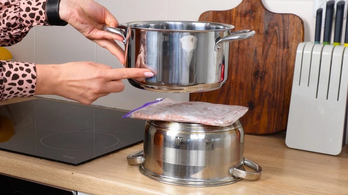 Proč zkušení kuchaři pokládají mražené maso na dno obráceného hrnce - image 1