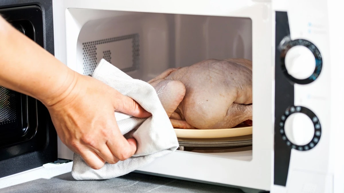 Proč zkušení kuchaři nikdy nepouštějí mikrovlnku na plný výkon, když jde o maso - image 1