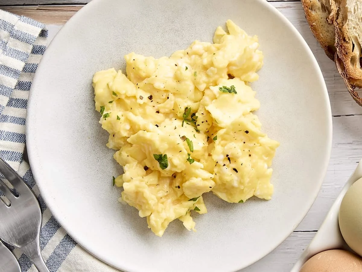 Proč zkušení kuchaři přidávají do míchaných vajec jeden žloutek navíc - image 1