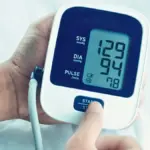 Proč zkušení lékaři při kontrole tlaku sahají spíše po metru než po váze