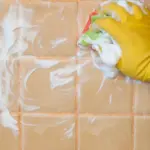 Proč zkušení lidé přikládají na silikon v koupelně mokrou vatu