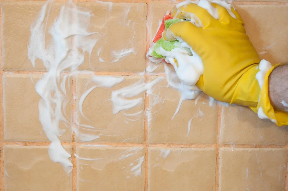 Proč zkušení lidé přikládají na silikon v koupelně mokrou vatu