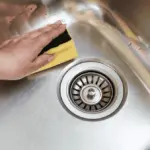 Proč zkušení lidé po úklidu potírají nerezový dřez kapkou oleje