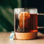 Proč zkušení lidé v Česku dávají použitý čajový sáček do lednice