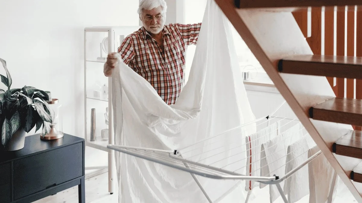 Proč zkušení lidé věší mokré povlečení pod sušák do tvaru písmene U