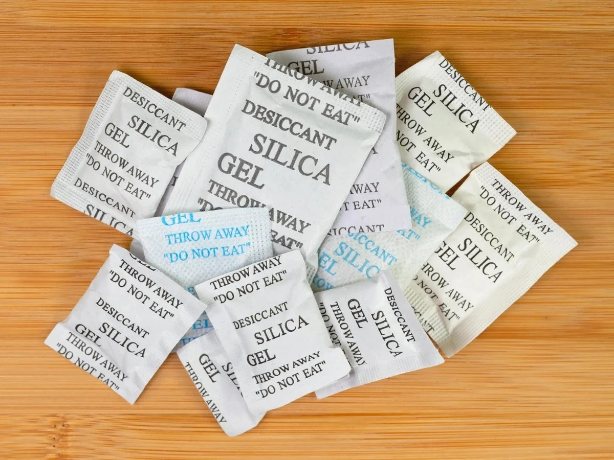 Proč zkušení lidé dávají sáčky se silikagelem do krabic s nářadím