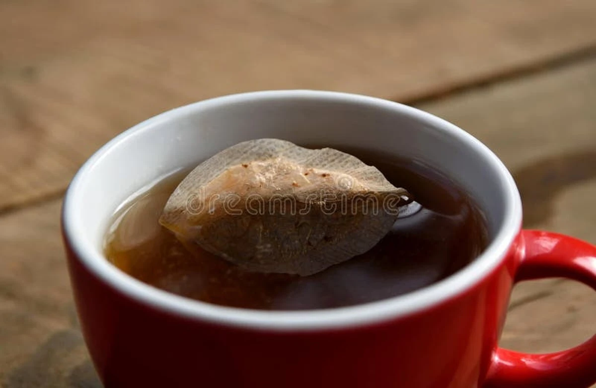 Proč zkušení lidé dávají sáčky černého čaje do vody na mytí oken - image 1