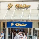 Proč zkušení minimalisté věší ramínka svisle: Jeden trik z Tchiba změní váš šatník