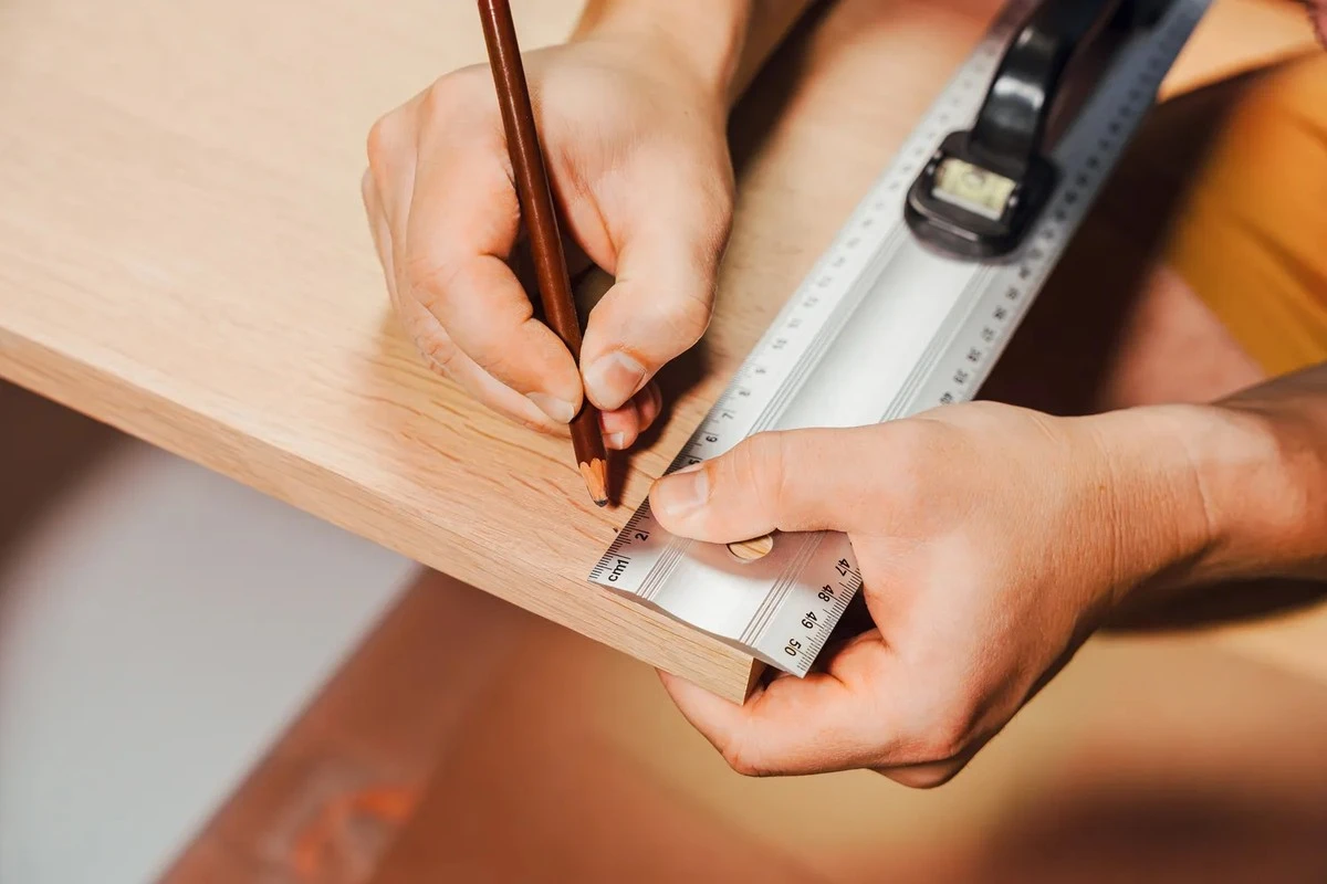 Proč zkušení řemeslníci nikdy neměří od úplného kraje pravítka