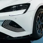 Proč zkušení řidiči začínají sledovat loga čínských aut na českých parkovištích