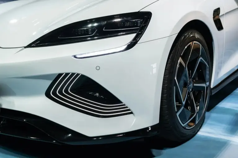 Proč zkušení řidiči začínají sledovat loga čínských aut na českých parkovištích