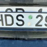 Proč zkušení řidiči v zimě vždy otírají registrační značku před cestou