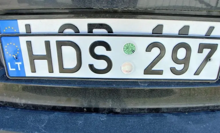 Proč zkušení řidiči v zimě vždy otírají registrační značku před cestou