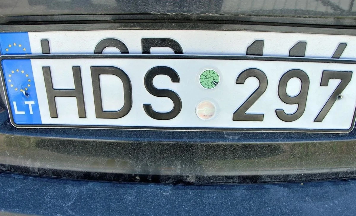 Proč zkušení řidiči v zimě vždy otírají registrační značku před cestou