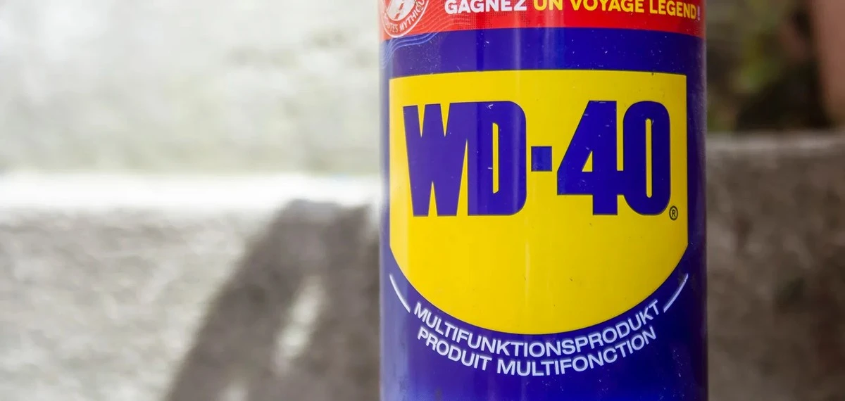 Proč zkušení řidiči nechávají sprej WD-40 v autě i během zimy