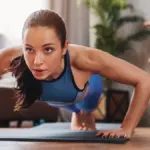 Proč zkušení trenéři radí ženám vytáčet dlaně při klicích směrem ven