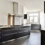 Proč zkušení uklízeči přidávají kapku minerálního oleje na nerezový dřez