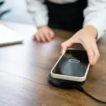 Proč zkušení uživatelé zapínají úsporný režim hned ráno