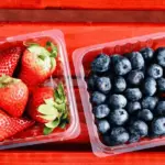 Proč zkušení zahrádkáři nevyhazují plastové vaničky od borůvek