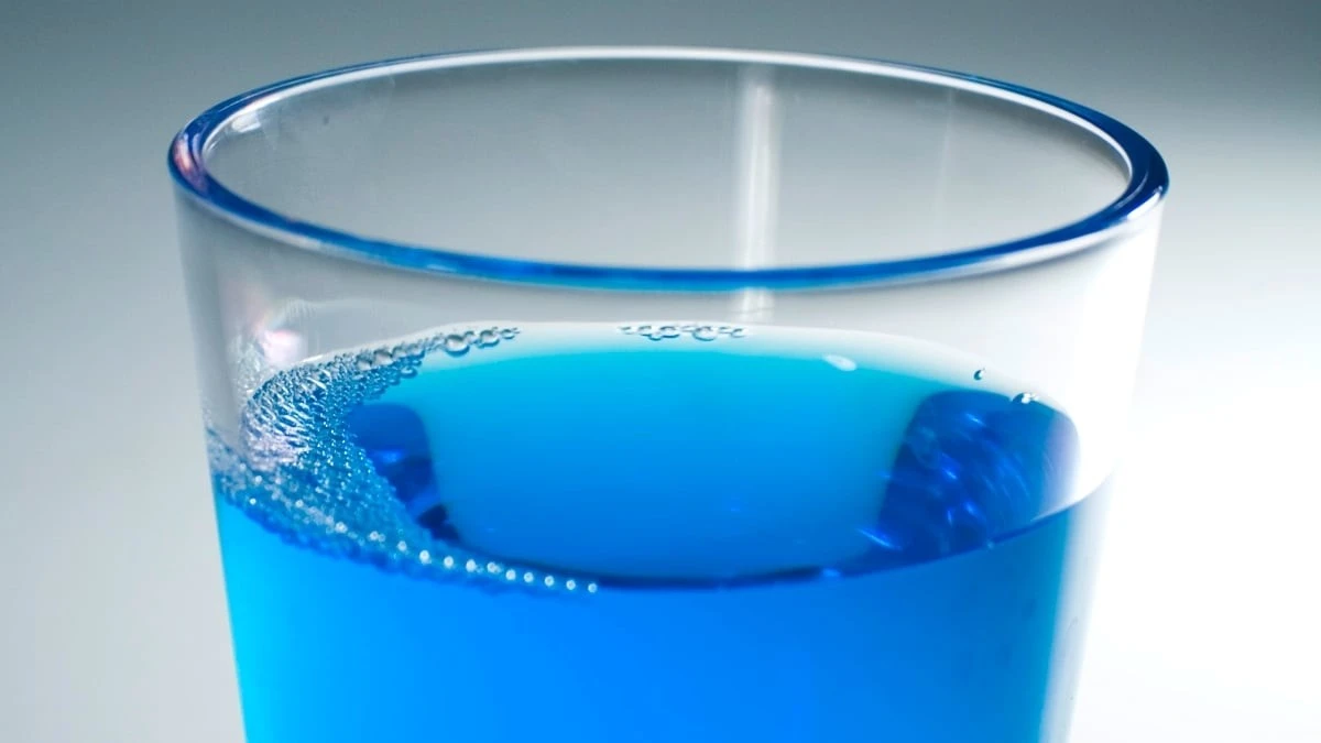 Proč zkušení zubaři varují před příliš silnou ústní vodou